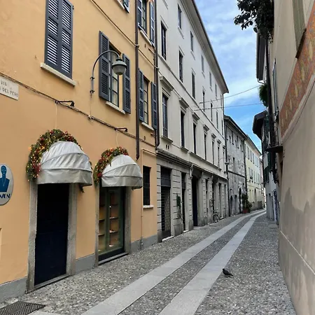 Portatorre Suite, A Charming In The Heart Of Como, Free Private Parking, Air Conditioning & More! Apartment Como