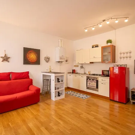 Portatorre Suite, A Charming In The Heart Of Como, Free Private Parking, Air Conditioning & More! *