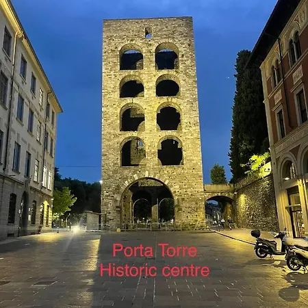 Portatorre Suite, A Charming In The Heart Of Como, Free Private Parking, Air Conditioning & More! Apartment Como