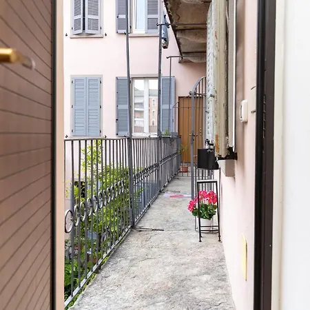 Apartment Portatorre Suite, A Charming In The Heart Of Como, Free Private Parking, Air Conditioning & More! *