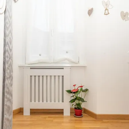 Portatorre Suite, A Charming In The Heart Of Como, Free Private Parking, Air Conditioning & More! Apartment *