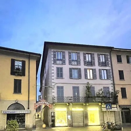 Portatorre Suite, A Charming In The Heart Of Como, Free Private Parking, Air Conditioning & More! Apartment *