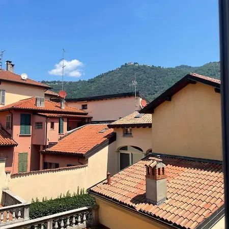 Portatorre Suite, A Charming In The Heart Of Como, Free Private Parking, Air Conditioning & More! Apartment Como