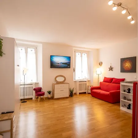Portatorre Suite, A Charming In The Heart Of Como, Free Private Parking, Air Conditioning & More!