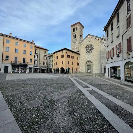 Portatorre Suite, A Charming In The Heart Of Como, Free Private Parking, Air Conditioning & More! Apartment Como