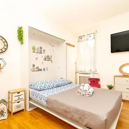 Portatorre Suite, A Charming In The Heart Of Como, Free Private Parking, Air Conditioning & More! Como