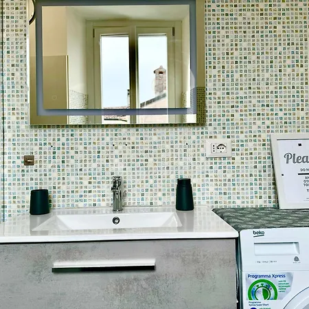 Portatorre Suite, A Charming In The Heart Of Como, Free Private Parking, Air Conditioning & More! Como
