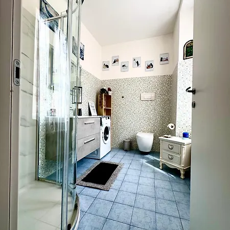 Portatorre Suite, A Charming In The Heart Of Como, Free Private Parking, Air Conditioning & More! Apartment Como