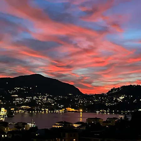 Portatorre Suite, A Charming In The Heart Of Como, Free Private Parking, Air Conditioning & More! Apartment Como